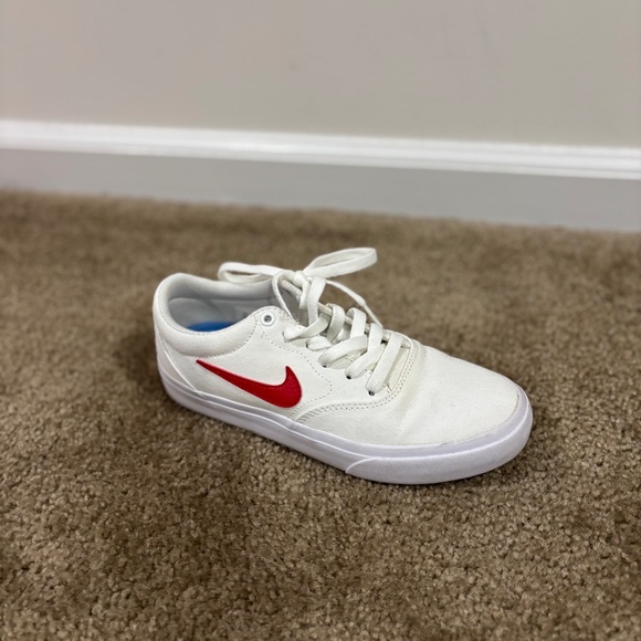 White Nike SB Skates - Picture 2 of 3